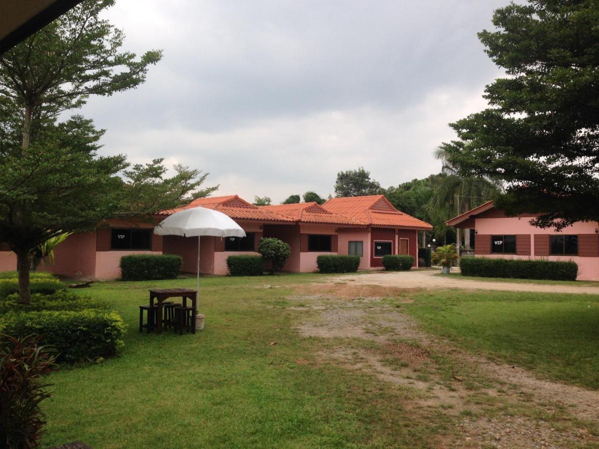 โพธิ์ทองริมทุ่ง Pothong Rimtung Hotel Fang Eksteriør bilde